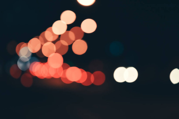 Noche de Luz en la Ciudad Bokeh Abstract fondo de Textura Blur Lens Flare Reflect bellamente Círculo Glitter Feliz Navidad y Feliz Celebración de Año Nuevo Tarjeta Lamp Blurry Paisaje. - Foto, imagen