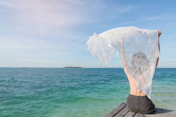 Açık havada, okyanusa bakan güzel bir kadının yaz portresi. - Fotoğraf, Görsel