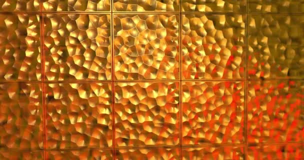 Abstraktní zlatý 3D geometrický obrazec. Mozaika kovové pozadí pro událost. 3D animační smyčka 4k - Záběry, video
