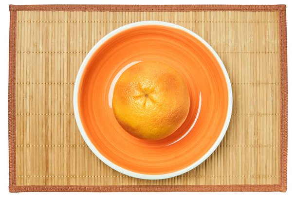 色の静物画-ロージーイエローグレープフルーツのオレンジの板の上に杖のテーブルクロット - 写真・画像