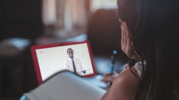 Meisje dat thuis op laptop leert, Sociale afstand tijdens quarantaine, Online onderwijs concept - Foto, afbeelding
