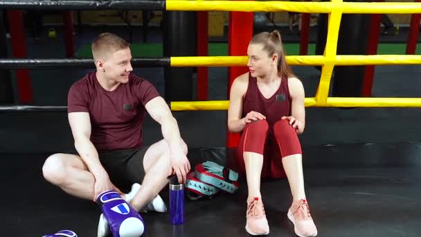 Young fit couple talking in modern crossfit gym - Filmati, video