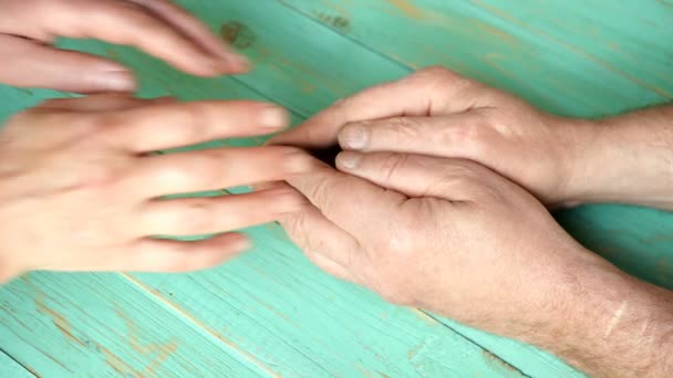Vrouw hand houdt en strelende man hand. Familie eenheid concept. Close-up. - Video