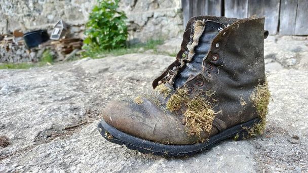 stará kožená bota na kameni - Fotografie, Obrázek