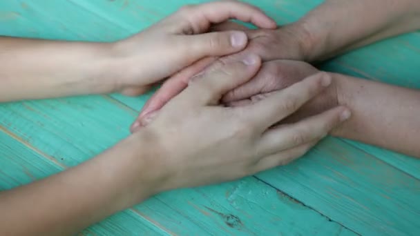 Kinderhand houdt en streelt vrouwenhand. Familie eenheid concept. Close-up. - Video