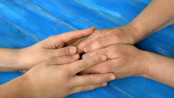 Kinderhand hält und streichelt Frauenhand. Konzept der Einheit der Familie. Nahaufnahme. - Filmmaterial, Video