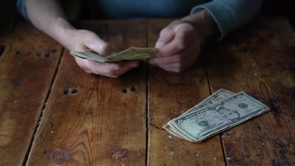 Oudere vrouw telt dollarbiljetten - Video