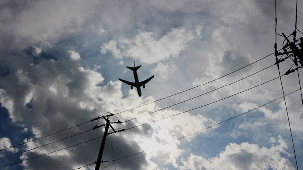 Düsenflugzeug fliegt in niedriger Höhe über Wohngebiet - Foto, Bild
