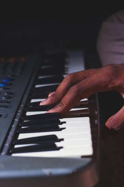 Tocar el teclado electrónico en el estudio de grabación de música de cerca en las manos. Tocando piano electrónico
. - Foto, imagen