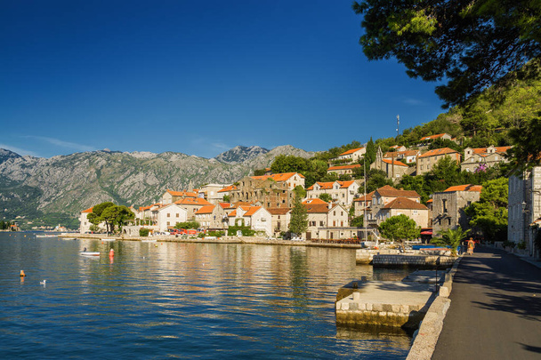 Όμορφο ηλιόλουστο πρωινό στο Perast, παλιά ιστορική μεσογειακή πόλη και θέρετρο στον κόλπο Kotor (Boka Kotorska), Μαυροβούνιο. - Φωτογραφία, εικόνα