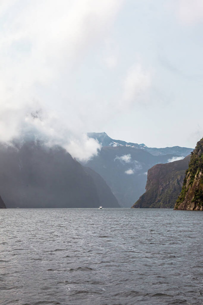 Fjordland Nemzeti Park. A puszta sziklák látványa a felhők között. South Island, Új-Zéland - Fotó, kép
