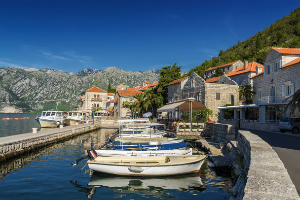 Bella mattina di sole in Perast, vecchia città storica mediterranea e resort sulla baia di Kotor (Boka Kotorska), Montenegro
. - Foto, immagini