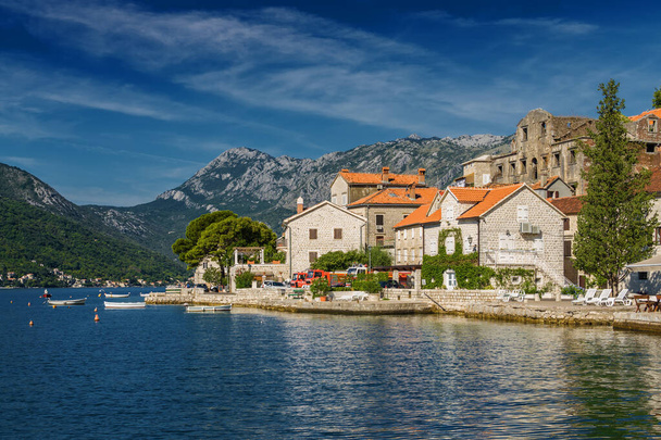 Perast 'ta güzel güneşli bir sabah, eski tarihi Akdeniz kasabası ve Karadağ' ın Kotor Körfezi 'ndeki tatil beldesi (Boka Kotorska). - Fotoğraf, Görsel