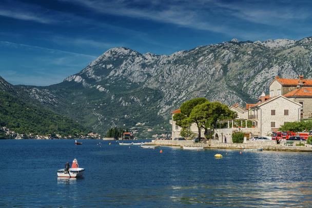 Gyönyörű napsütéses reggel Perast, régi történelmi mediterrán város és üdülőhely a Kotor öbölben (Boka Kotorska), Montenegró. - Fotó, kép