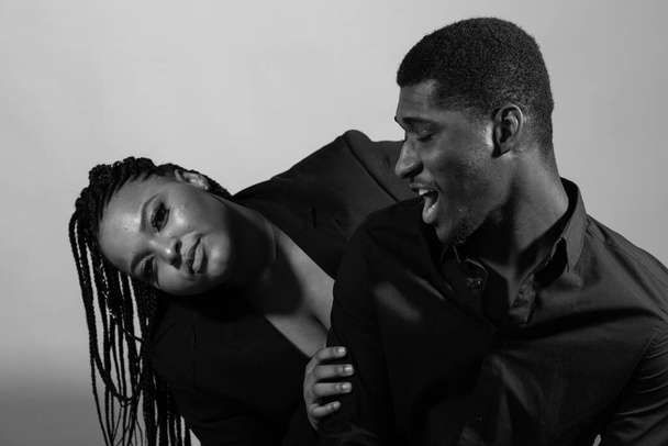 若いアフリカ系アメリカ人の男性と女性の面白い肖像画。白黒写真 - 写真・画像