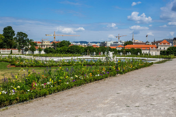 Vienna, Austria - June 19, 2018: View of Lower Belvedere Palace and Garden - Foto, afbeelding