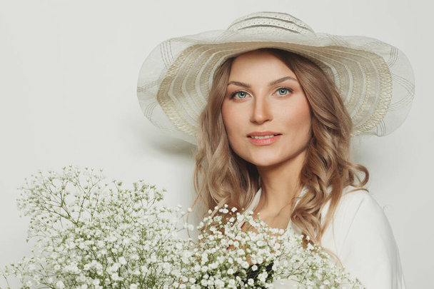 Summer woman with flowers, close up portrait - Foto, afbeelding