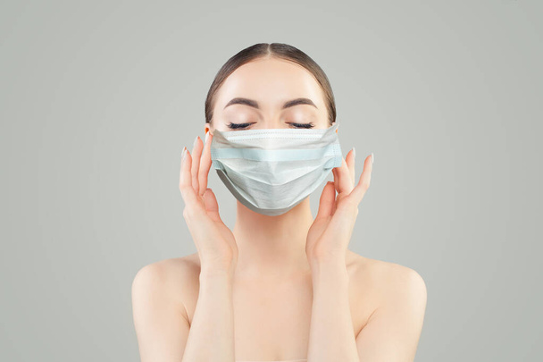 Mulher modelo saudável em máscara protetora
 - Foto, Imagem