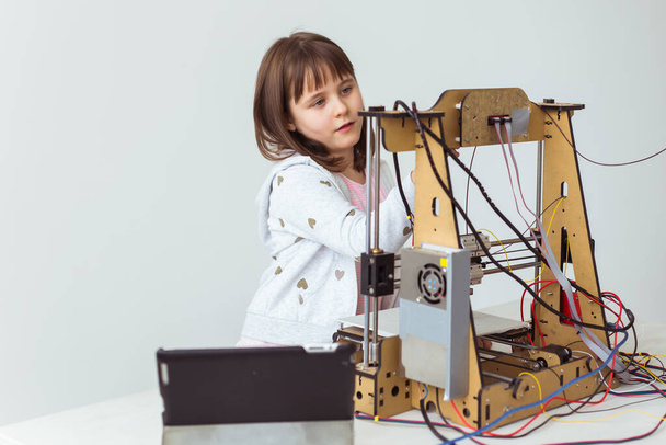 Çocuk öğrenci ürünü 3D yazıcıda yapıyor. Okul, teknoloji ve bilim konsepti. - Fotoğraf, Görsel