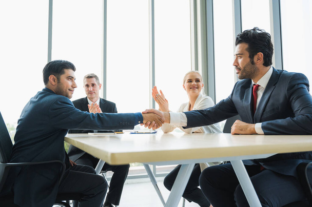Os empresários apertam as mãos ao terminar uma reunião. Grupo empresarial de sucesso que trabalha no conceito de escritório
. - Foto, Imagem