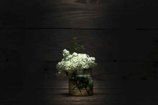 Vaso de flores na mesa. Em fundo de madeira
 - Foto, Imagem