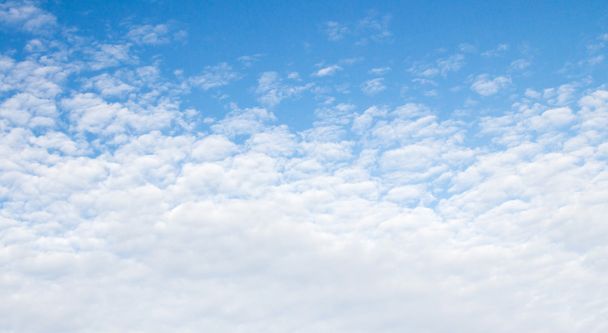 Blauwe lucht wolken - Foto, afbeelding