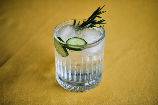Bebida alcoólica gin coquetel tônico com pepino, alecrim e gelo
 - Foto, Imagem
