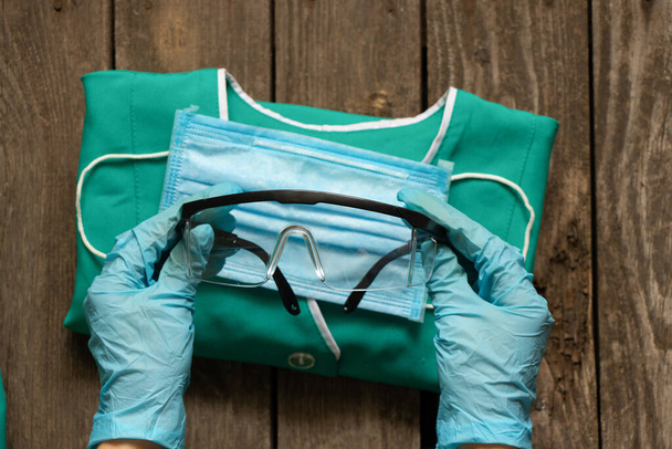 orvosi egyenruha készlet összehajtogatva egy izolált háttér nővér - Fotó, kép