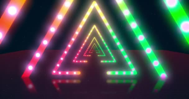 Abstraktní neonový trojúhelníkový tunel s fluorescenčním ultrafialovým světlem. Různé barvy duhy. Bezešvé smyčky 4k - Záběry, video