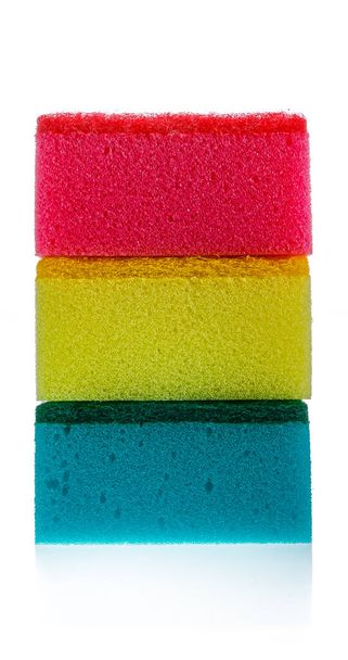 Set de esponjas multicolores, limpiadores de cocina con superficie abrasiva para lavavajillas y limpieza aislada sobre fondo blanco. Concepto de limpieza e higiene
. - Foto, Imagen