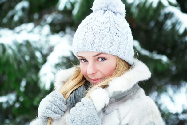 La jeune, belle fille, est photographiée dans le froid de l'hiver dans le parc
 - Photo, image