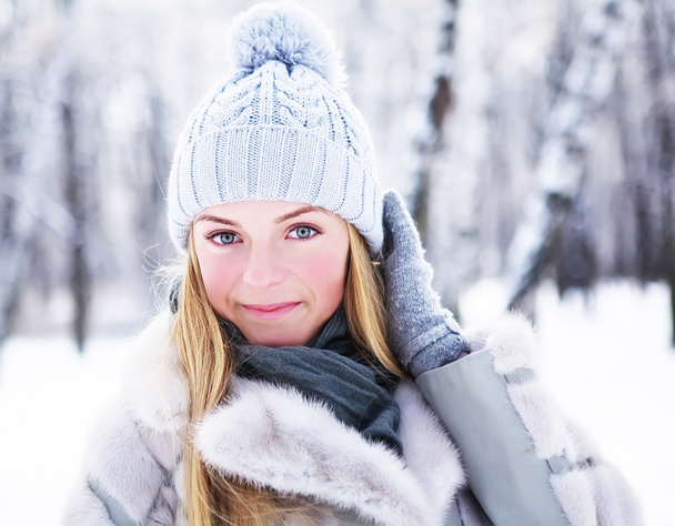 das junge, schöne Mädchen, wird im kalten Winter im Park fotografiert - Foto, Bild