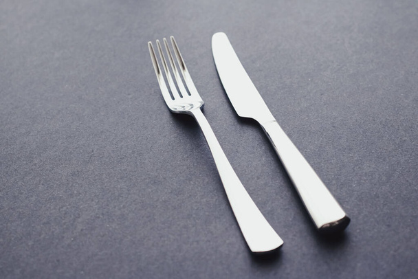 フォークとナイフ、テーブルの装飾のための銀刃物、ミニマルなデザインと食事 - 写真・画像