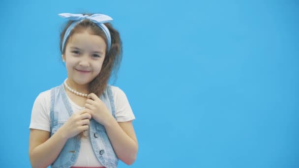 4k video where girl sending air kiss over blue background. - Πλάνα, βίντεο