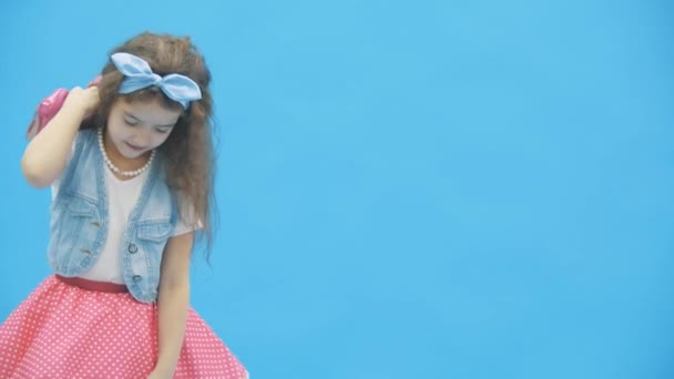 4k video where litttle girl taking pink high heels away. - Séquence, vidéo