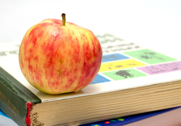 Apfel auf einem Stapel Bücher - Foto, Bild