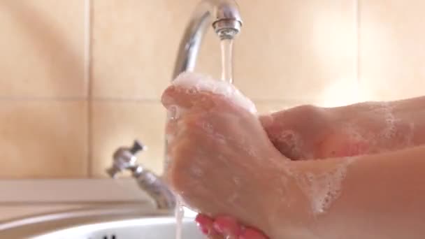 Вымойте руки теплой водой и мылом после прогулки, предотвращая попадание микробов или вирусов через грязные руки. Профилактика и защита здоровья и безопасности жизни
. - Кадры, видео