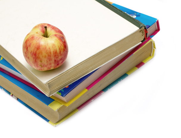 Apple op een stapel boeken - Foto, afbeelding