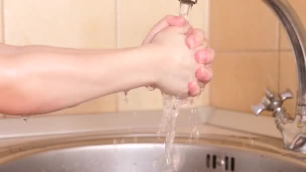 Lave as mãos com água morna e sabão após uma caminhada, evitando que germes ou vírus passem por mãos sujas. Prevenção e protecção da saúde e da segurança da vida
. - Filmagem, Vídeo