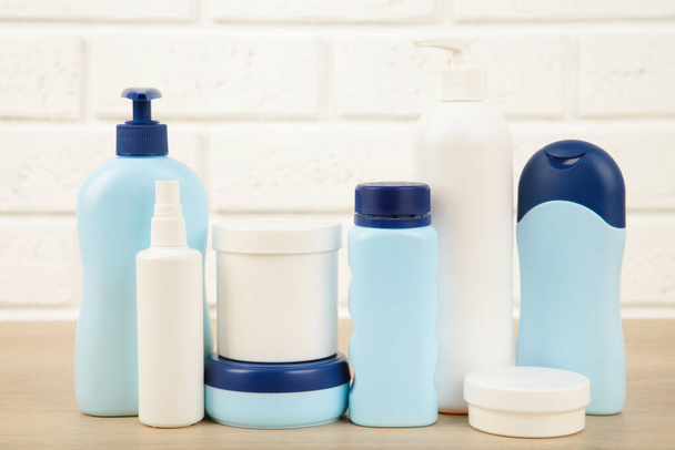 Verschiedene Kosmetikflaschen auf weißem Hintergrund. Set Flaschen - Foto, Bild