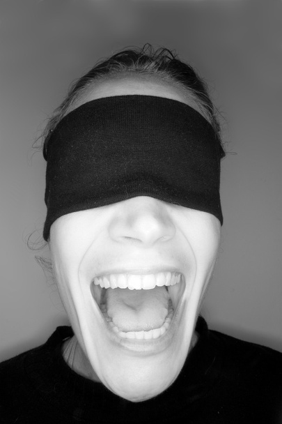 Una fotografía en stock de una mujer con los ojos vendados
. - Foto, Imagen
