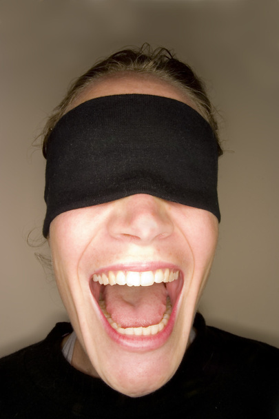Une photo d'une femme les yeux bandés
. - Photo, image