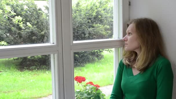Traurige Fensterbank einer Frau - Filmmaterial, Video