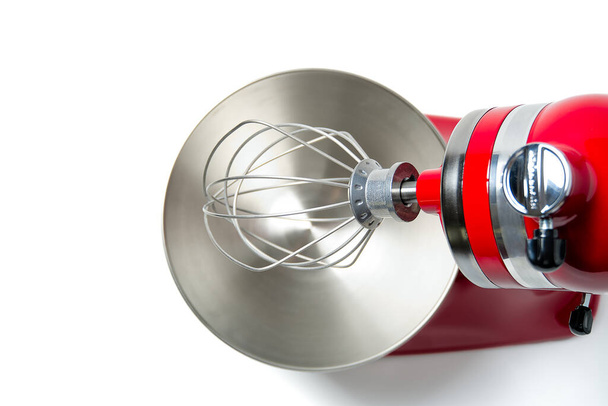 Mezclador de cocina rojo con estilo con camino de recorte aislado sobre fondo blanco. Mezclador eléctrico de acero profesional con batidor de metal
 - Foto, Imagen