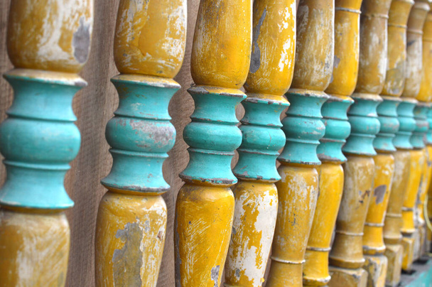 pilares de cercas de madeira amarela foram alinhados com foco seletivo
 - Foto, Imagem