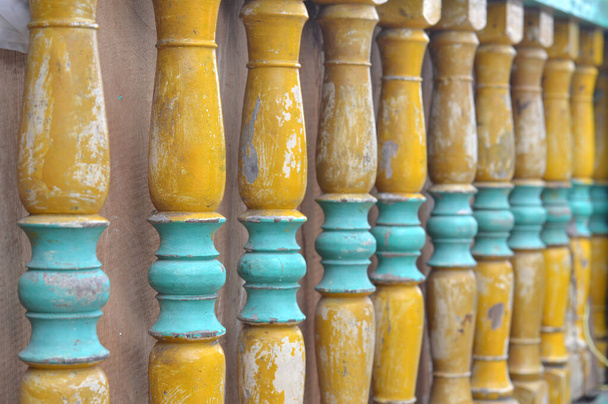 pilares de cercas de madeira amarela foram alinhados com foco seletivo
 - Foto, Imagem