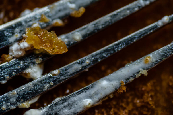 Gabelmesser und Löffel mit Apfelkuchen-Zuckerguss auf leerem Backblech bedeckt - Foto, Bild