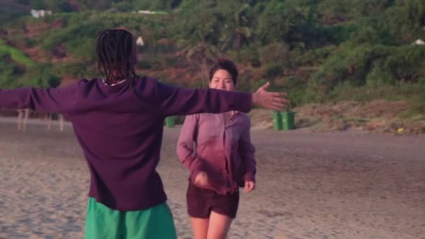 Junges verliebtes Paar genießt die gemeinsame Zeit am Strand - Filmmaterial, Video