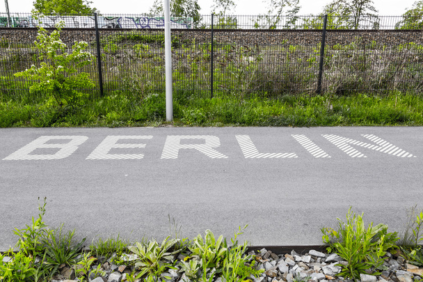 ασφαλτοστρωμένο δρόμο, σε ένα πάρκο με Βερολίνο γράμματα σε αυτό - Φωτογραφία, εικόνα