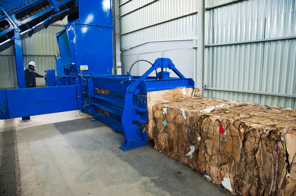 Afvalverwerkingsbedrijf. Technologisch proces. Recycling en opslag van afval voor verdere verwijdering. Bedrijven voor het sorteren en verwerken van afval. - Foto, afbeelding
